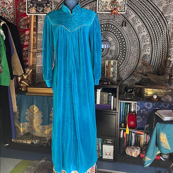Heather Velour Robe Housecoat Lounging Turquoise Blue & Pink Size 40” Bust
